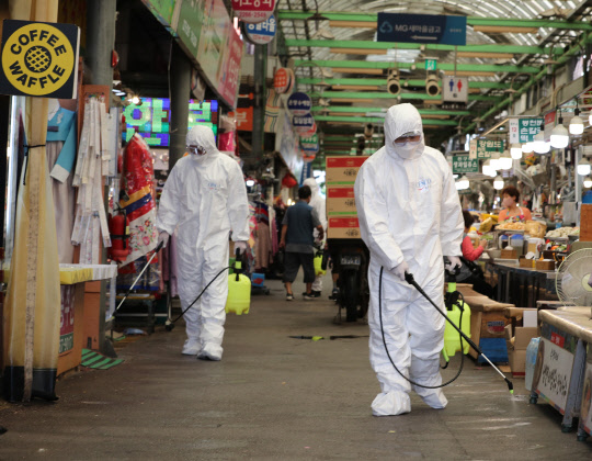 추석 명절 연휴를 앞두고 16일 오전 서울 광장시장에서 서울시 위탁 방역업체 직원들이 방역소독을 하고 있다. 연합뉴스